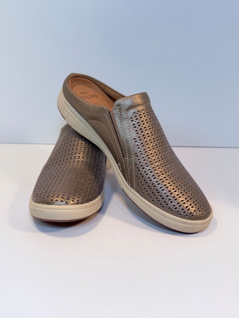 Earth Origins Perforated Leather Slip-On Clog Mule Emilia Platinum Sz 8 NEW